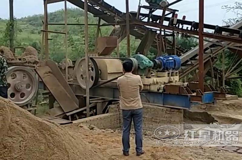 對輥制砂機現(xiàn)場 對輥制砂機現(xiàn)場