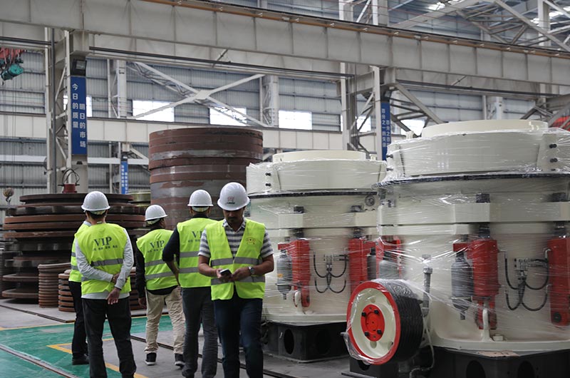 客戶來廠考察鋼渣破碎機(jī)設(shè)備 客戶來廠考察鋼渣破碎機(jī)設(shè)備