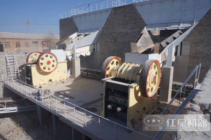 河北制砂生產(chǎn)現(xiàn)場，兩臺(tái)顎破同時(shí)有效生產(chǎn)