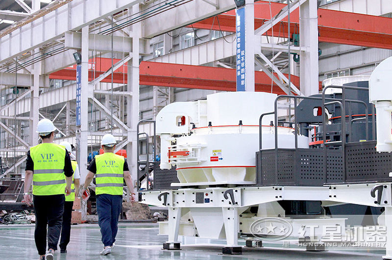 客戶下單之前來廠參觀，工程師全程陪伴講解